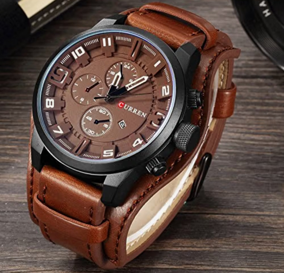 Reloj CURREN 8225 sobre madera