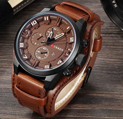 Reloj CURREN 8225 sobre madera
